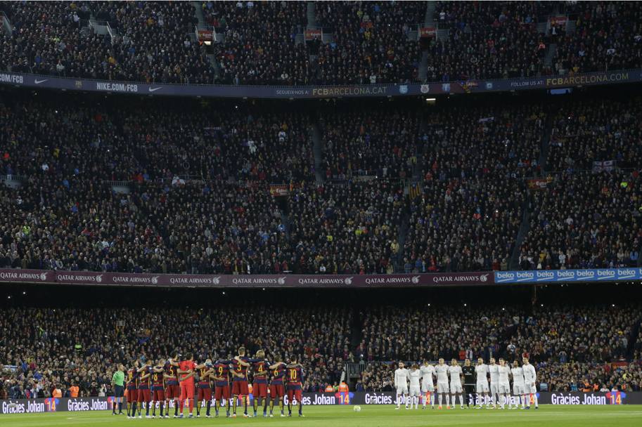 Prima dell&#39;inizio della gara, i giocatori di Barcellona e Real Madrid hanno osservato un minuto di silenzio. Ap